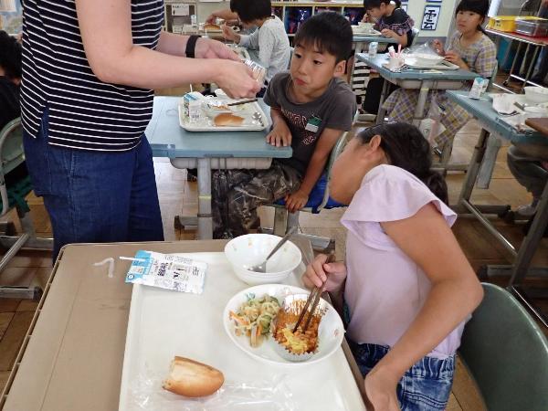 パックに入っている卵の向きを確認する千早小吹台小4年生