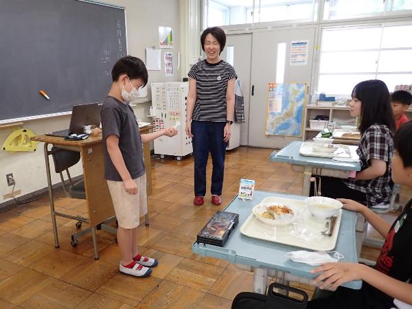 生卵を思いっきり握ってみる千早小吹台小学校4年生