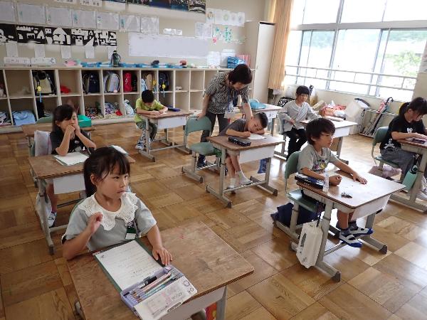 ワークシートに書いた振り返りを発表する千早小吹小学校2年生