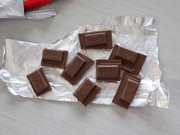 チョコレートをひとかけらずつに割ったところ