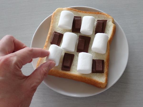 チョコレートとマシュマロを交互にのせているところ