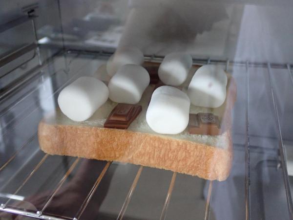 トースターで2～5分焼いているところ
