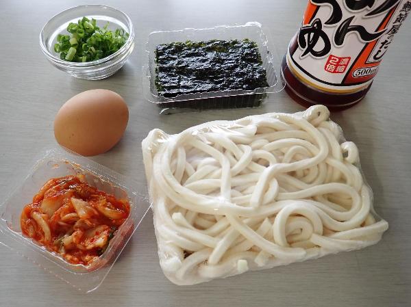材料 冷凍うどん、たまご、キムチ、韓国のり、刻みねぎ