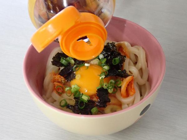 韓国のり、刻みネギ、めんつゆをかけているところ