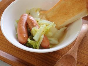 白菜とウインナーのスープ煮の写真