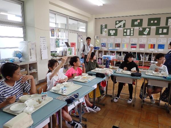 おさかなデーのようす（千早小吹台小学校6年生）