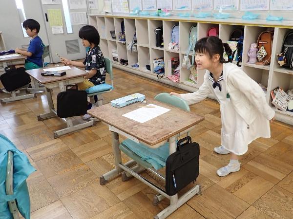 ワークシートに書いた振り返りを発表する千早小吹小学校2年生