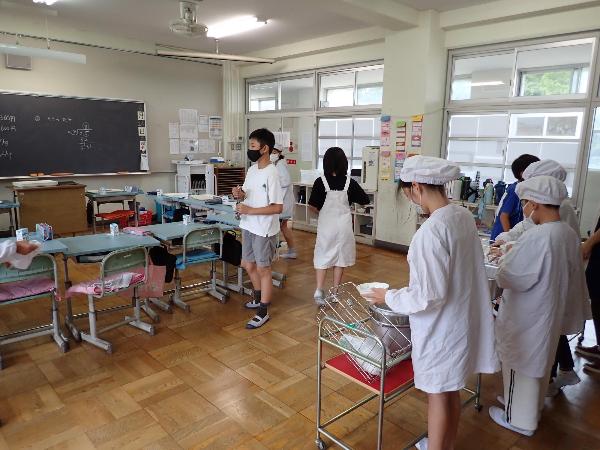 全員で協力して配膳をする千早小吹台小学校5年生