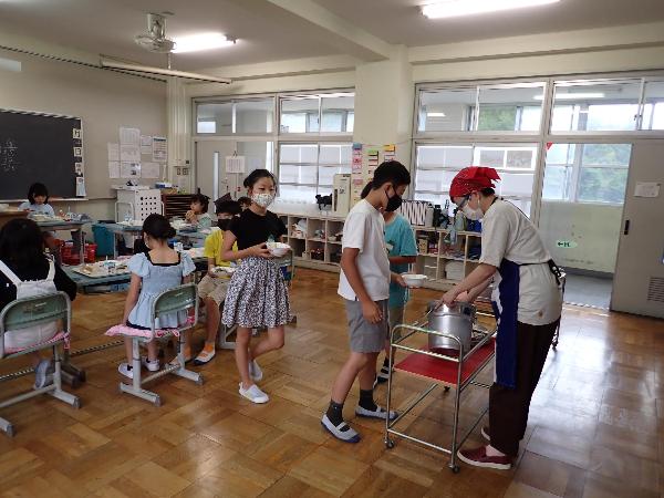 おかわりに集まる千早小吹台小学校5年生
