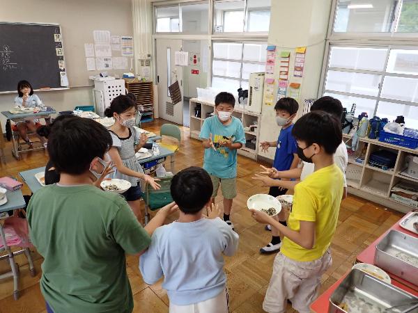 給食時間のようす（千早小吹台小5年生）