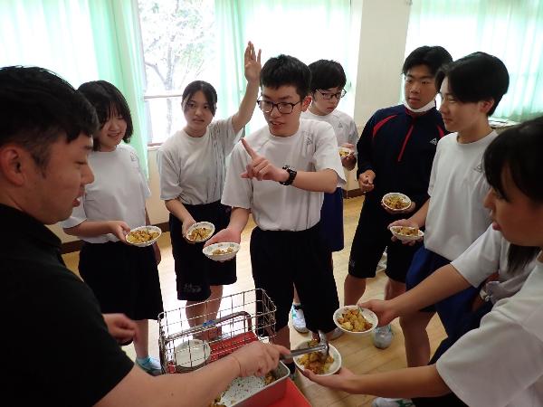 給食時間のようす（村立中学校3年生）