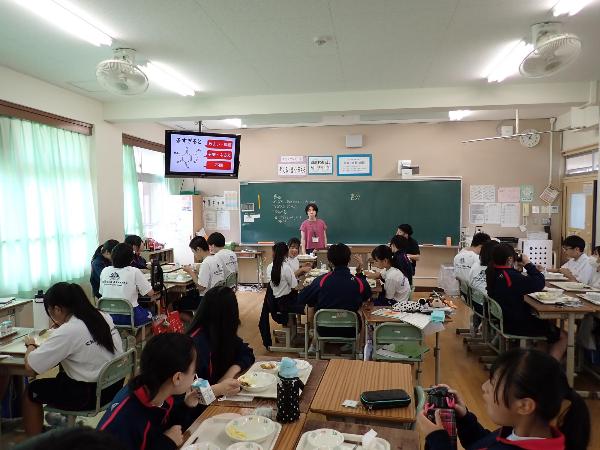 カフェインを含む飲み物の話を聞く、村立中学校3年生