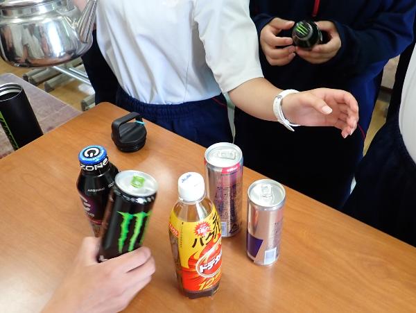 エナジードリンクの表示を見る中学3年生