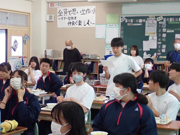 日直さんが読む給食指導通信をしっかり聞く中学三年生