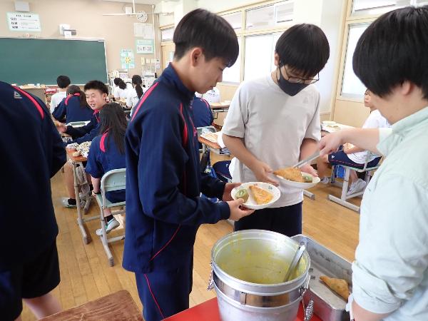 ジャンケンに勝ってミートパイをおかわりする村立中学校3年生