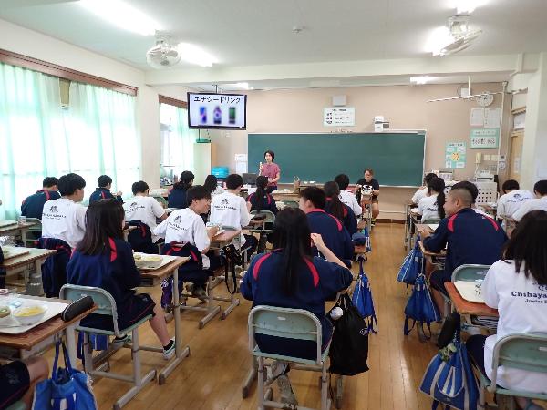 エナジードリンクの話を聞く中学3年生