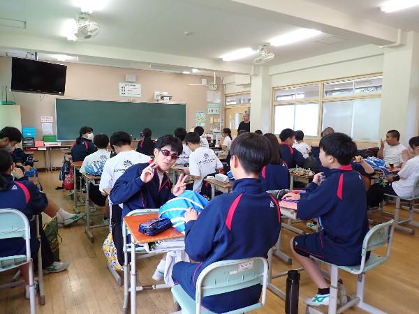 給食時間のようす（村立中学校3年生）