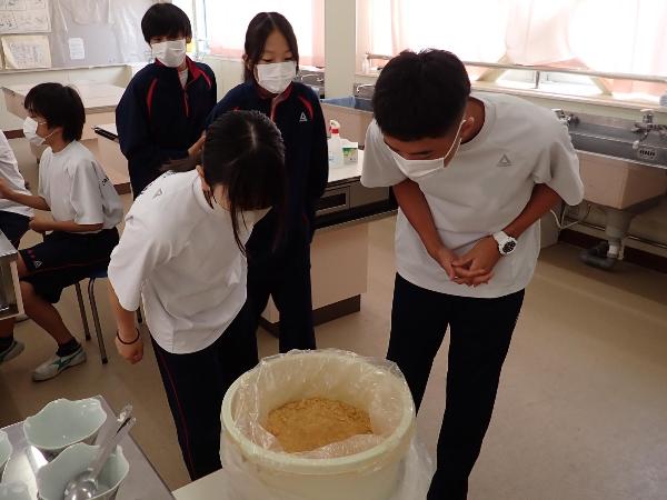出来上がった手前みそを確認する村立中学校2年生