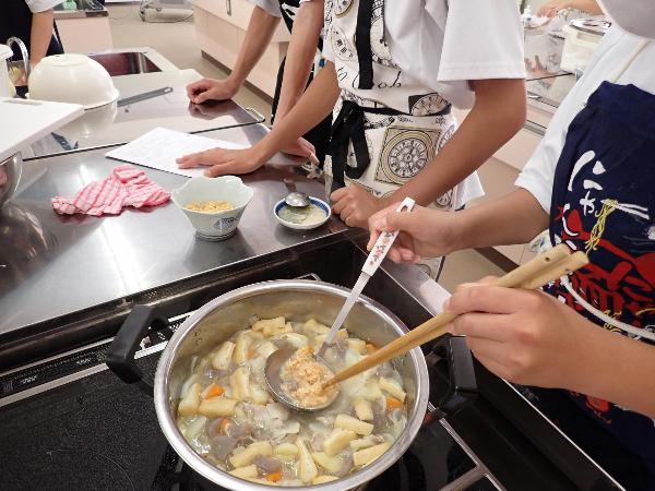 手前みそで豚汁を作りました（村立中学校2年生）