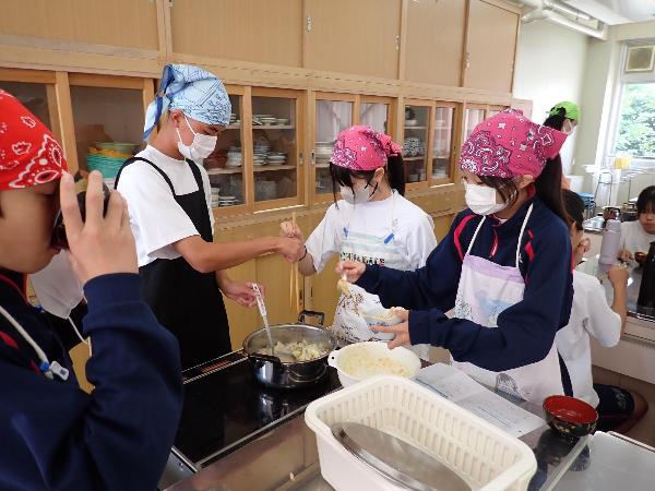みそ加減の味見をする中学2年生