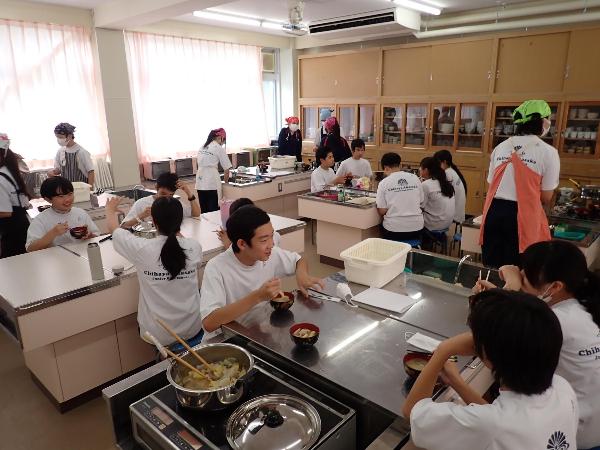 できた豚汁を試食する中学2年生