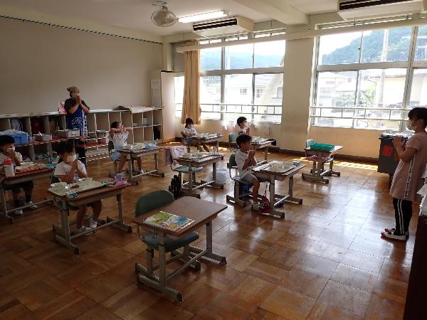 丁寧に[「いただきます」のあいさつをする千早小吹台小学校1年生