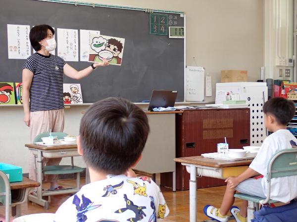 「にがてなものにチャレンジ」という紙芝居を読む栄養教諭