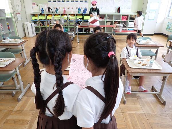 今日の献立を読み上げる赤阪小学校1年生