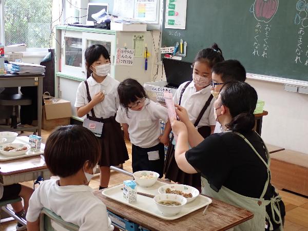 今日の献立を読み上げる赤阪小学校1年生