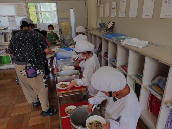 しっかりと給食配膳をできている千早小吹台小学校1年生