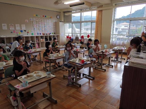 丁寧に「いただきます」の挨拶をする千早小吹台小学校1年生