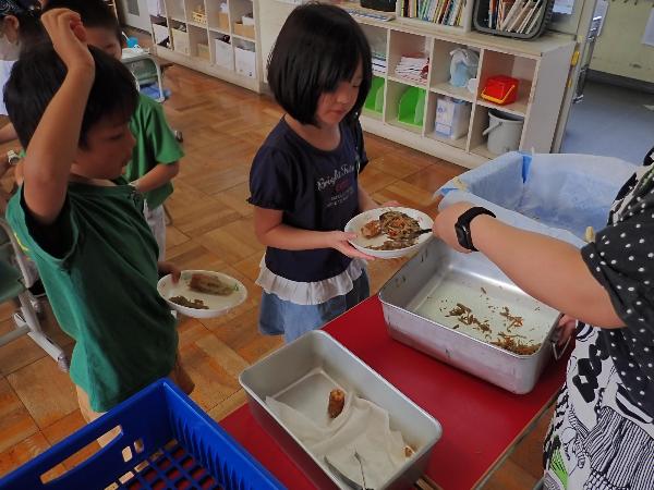 きんぴらごぼうのおかわりに来る、千早小吹台小学校1年生