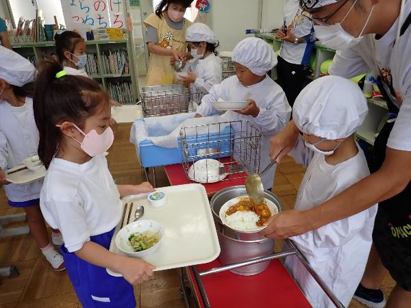 給食時間のようす（赤阪小学校1年生）