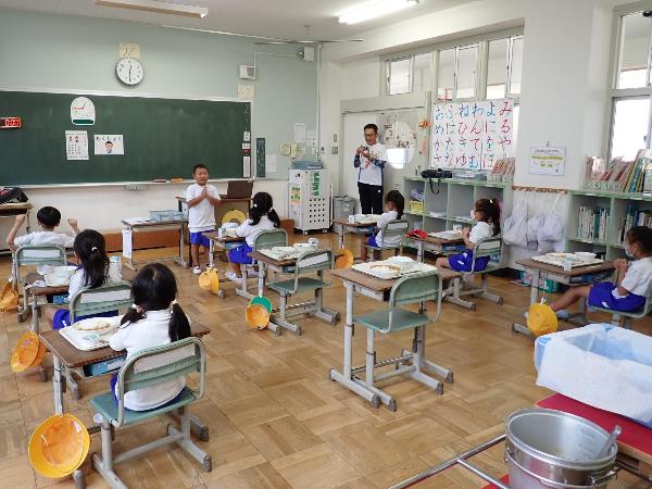 ていねいに「いただきます」をする赤阪小学校1年生
