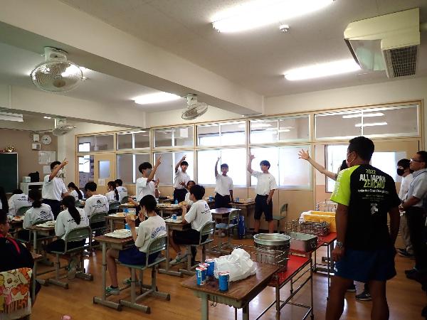 おかわりジャンケンをする村立中学校2年生