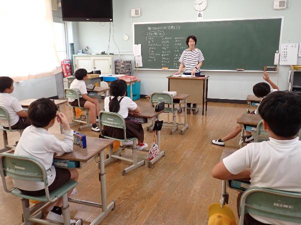 今日食べた朝ごはんについて発表し合う赤阪小学校3年生