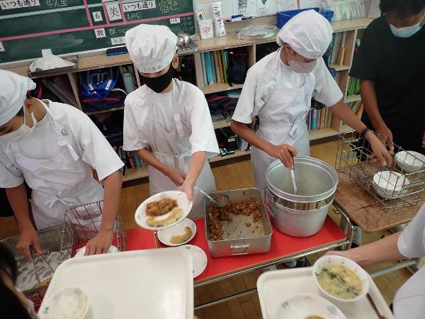 給食時間のようす（村立中学校1年生）