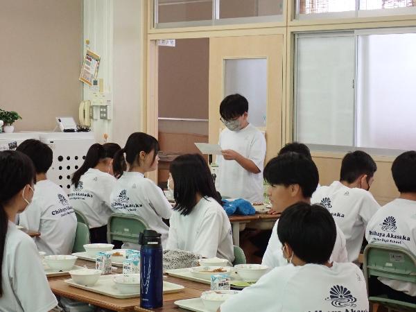 給食指導通信を読む日直さん