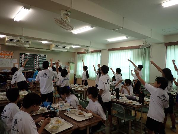 おかわりジャンケンをする中学校1年生