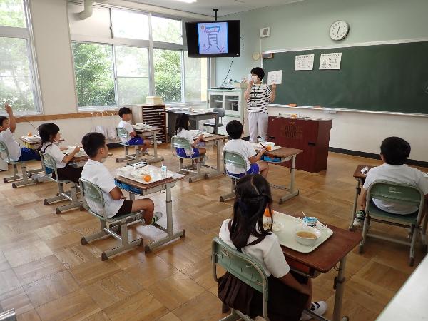 声を出さずにクイズに参加する赤阪小学校2年生