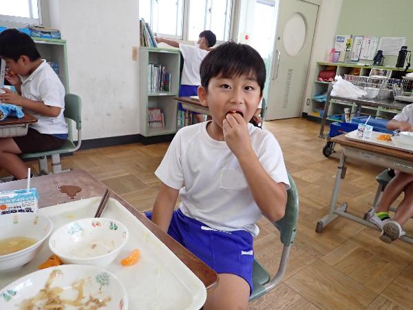 冷凍みかんを食べる赤阪小学校2年生