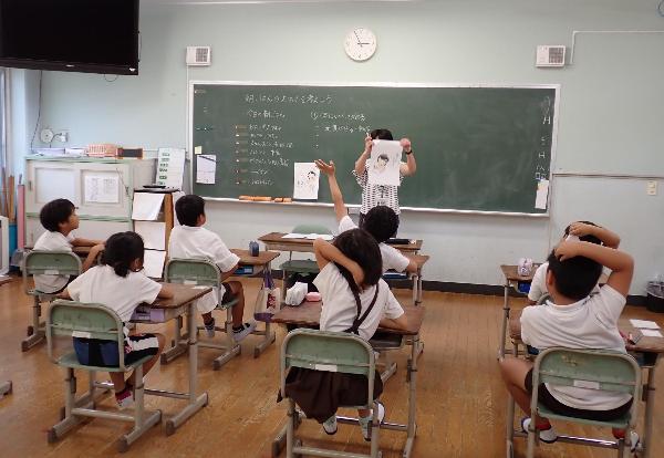 朝ごはんについて手を挙げる赤阪小学校3年生