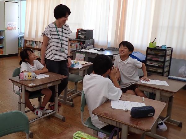 ワークシートに書きたいことを話す赤阪小学校3年生