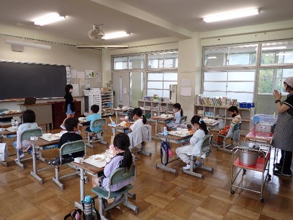 ていねいに「いただきます」の挨拶をする千早小吹台小学校2年生