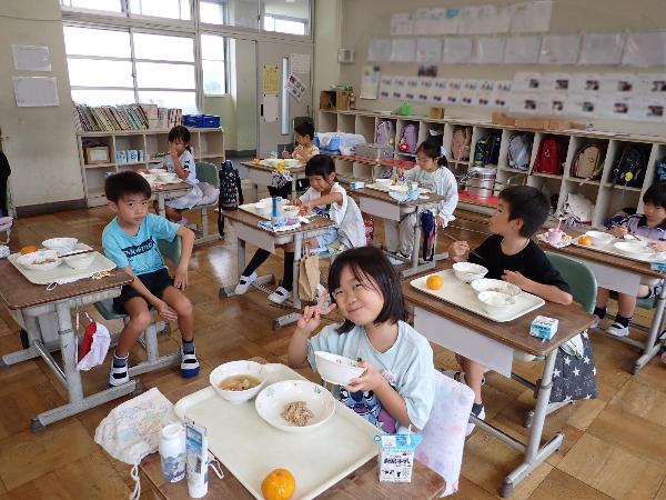 給食時間のようす（千早小吹台小学校2年生）