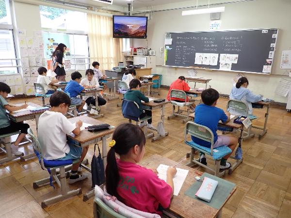 ワークシートに学習したことを書く千早小吹台小学校3年生
