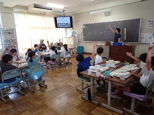 じゃがいもクイズに答える小吹台小学校2年生