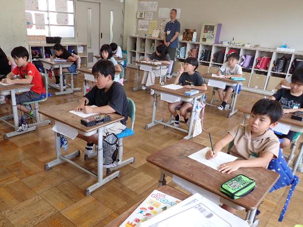 ワークシートに学習したことを書く千早小吹台小学校3年生