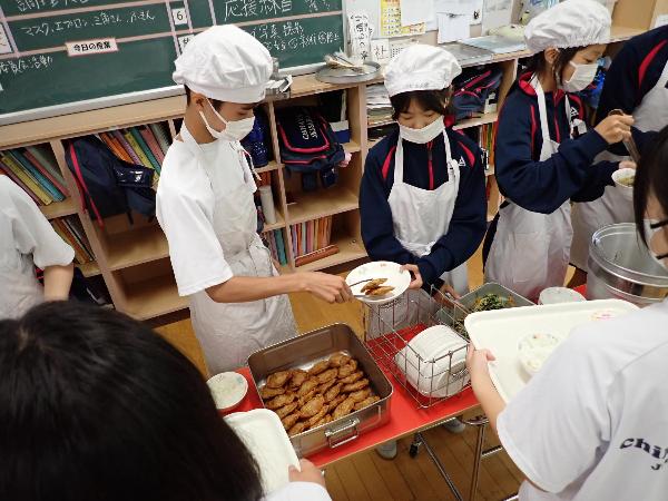 オオクボールを2個ずつ配膳する中学2年生