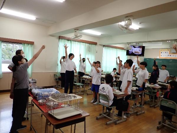 給食時間のようす（村立中学校2年生）